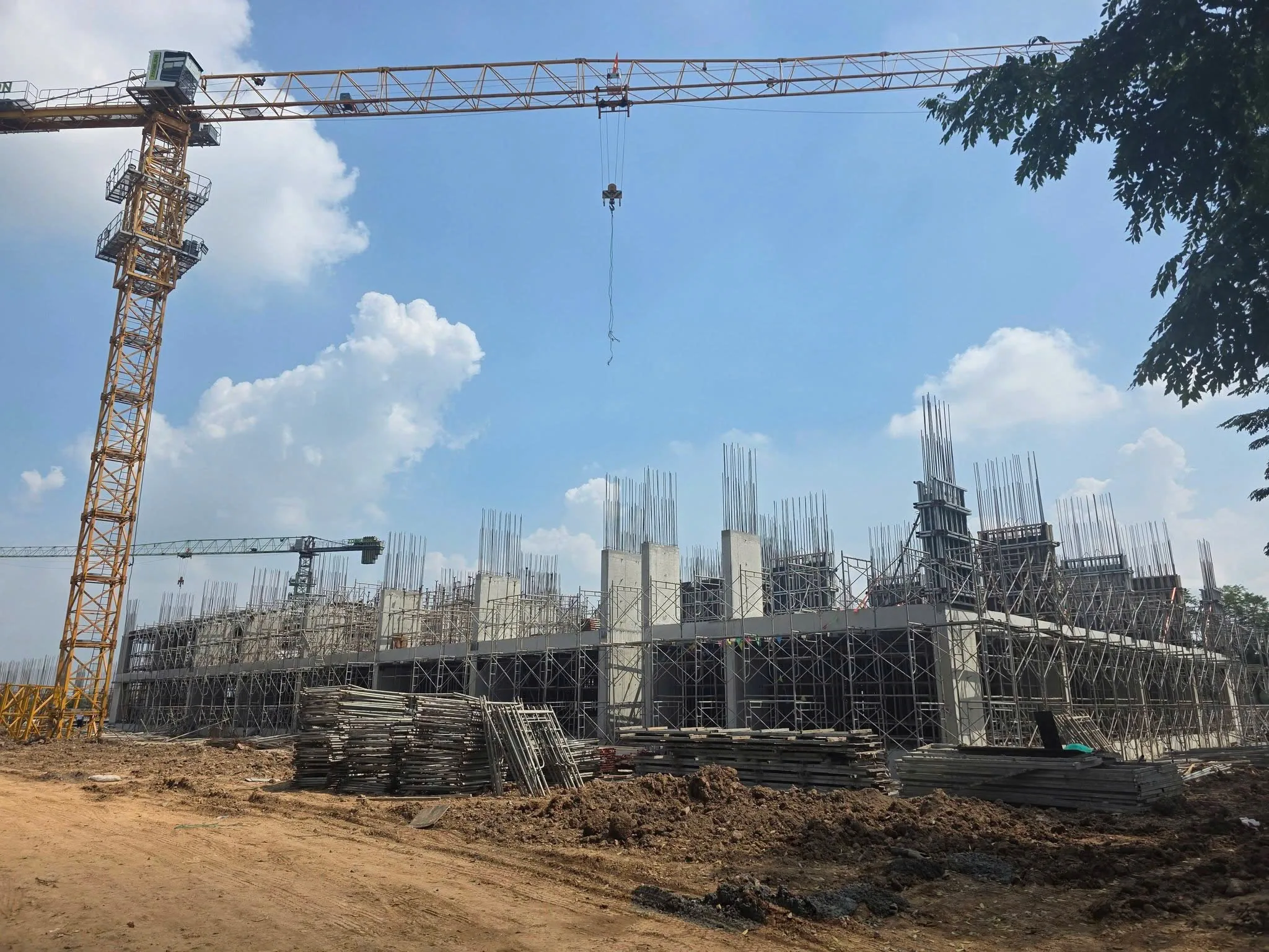 Công trường NOXH Minh Đức đầu tháng 10/2026 - cần cẩu tháp và giàn giáo thi công