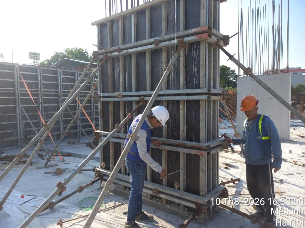 Công nhân thi công cốp pha cột NOXH Minh Đức ngày 10/08/2026