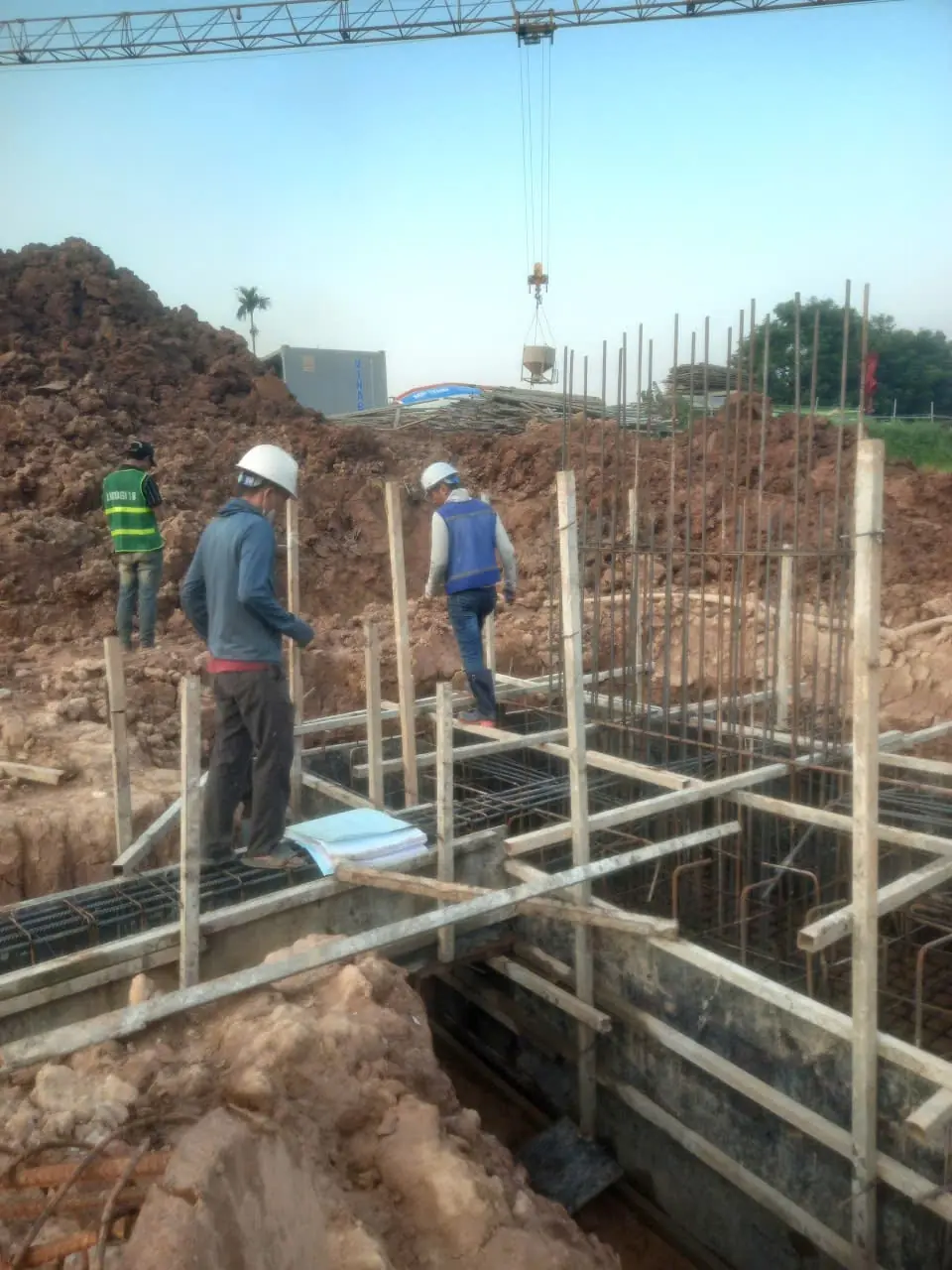 Công nhân thi công cốp pha móng NOXH Minh Đức ngày 11/08/2026