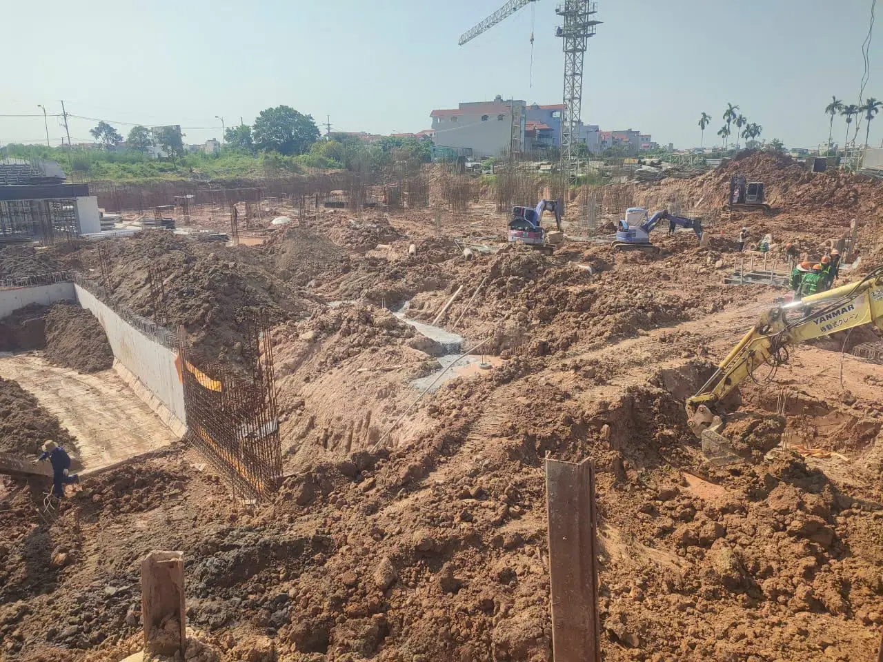 Tiến độ NOXH Minh Đức Mê Linh ngày 13/08/2026, xe cơ giới thi công móng