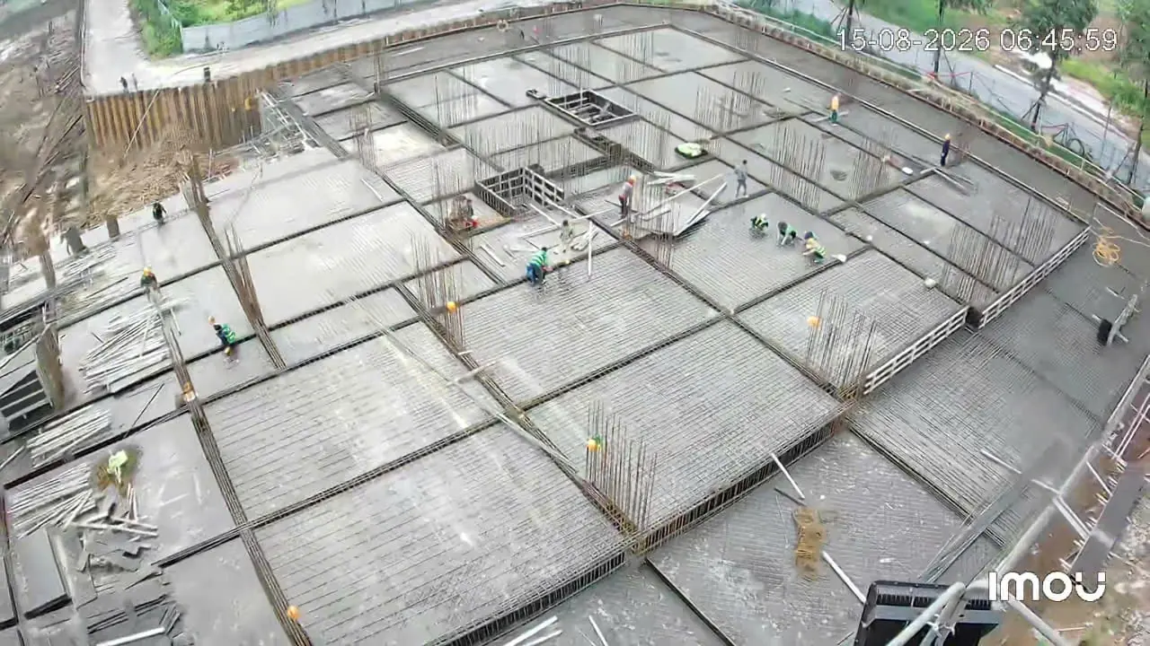 Tiến độ thi công nhà ở xã hội Minh Đức, công nhân thi công cốt thép sàn hầm ngày 15/08/2026