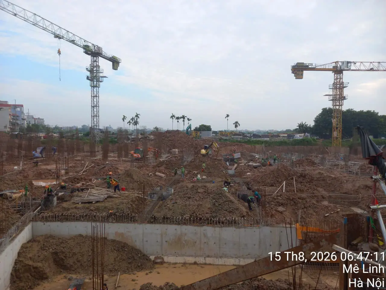 Công nhân và xe cơ giới thi công móng NOXH Minh Đức ngày 15/08/2026